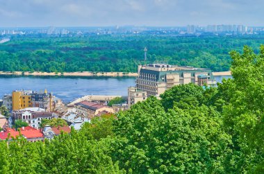 Uzun Andrew Tepesi, Dnieper Nehri 'nin yeşil kıyılarını gözlemler, Kyiv, Ukrayna