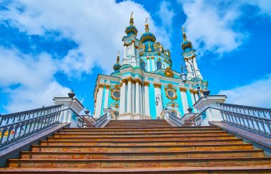 Uzun merdiven Ukrayna 'nın başkenti Kyiv' de Andrew 's Descent caddesindeki Andrew' s Hill 'in tepesinde bulunan muhteşem Barok St Andrew Kilisesi' ne çıkıyor.