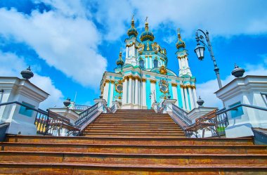 Andrew 's Hill' deki uzun merdivenlerde manzaralı klasik sokak lambaları ve tarihi Barok St Andrew Kilisesi, Kyiv, Ukrayna