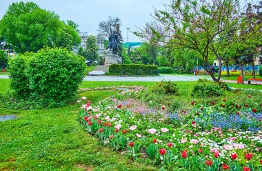 Kontraktova Meydanı 'nda (Sözleşme Meydanı) parktaki renkli çiçek yatakları Petro Sahaidachny, Kyiv, Ukrayna' nın binicilik anıtı manzaralı
