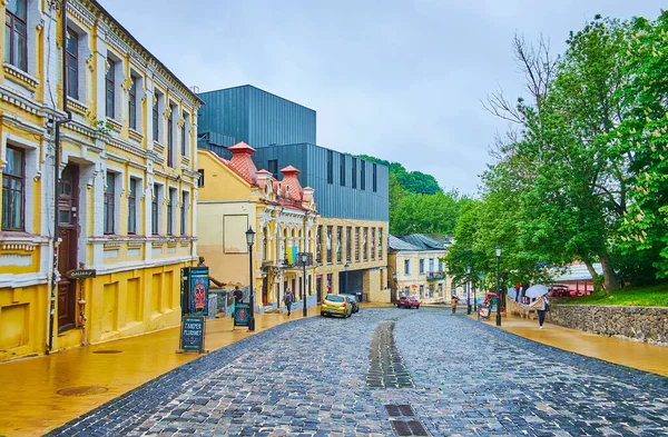 Estreito Curvo Andrew Descent Forrado Com Edifícios Históricos Modernos Kiev — Fotografia de Stock