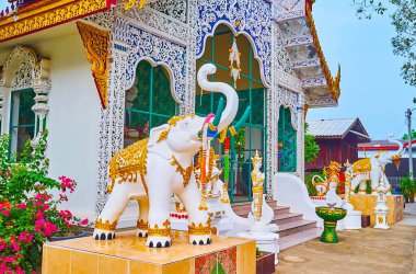 Wat Sangkharam Tapınağı 'nın önündeki beyaz fil muhafızları, Lamphun, Tayland