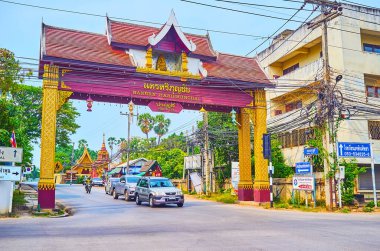 LAMHPUN, THAILAND - 8 Mayıs 2019: Yaldız sütunlu eski şehir kapısı, Buddha Image, Nakorn Hariphutchai eski şehir adı ve Wat Sangkharam (Pratu Lee) tapınağı, 8 Mayıs 'ta Lamphun' da