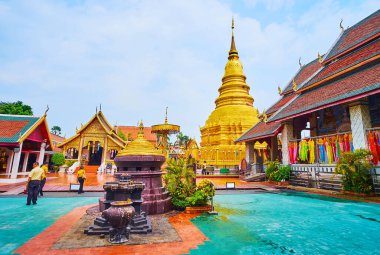 Wat Phra Kraliyet Manastırı 'nda Hariphunchai birçok tapınaktan oluşur, en görkemli tapınaklardan biri altın Phra Maha Chedi, Lamphun, Tayland