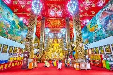 LAMHPUN, THAILAND - 8 Mayıs 2019: 8 Mayıs 'ta Lamphun' da Hariphunchai Tapınağı 'nın altın Buda resimleri, duvar resimleri, ince desenleri ve ahşap tavanı ile Wat Phra Viharn Luang' ın iç mimarisi