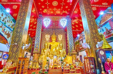 LAMHPUN, THAILAND - 8 Mayıs 2019: Wat Phra Viharn Luang sunağı Hariphunchai Tapınağı ve altın Buda Görüntüleri, 8 Mayıs 'ta Lamphun' da