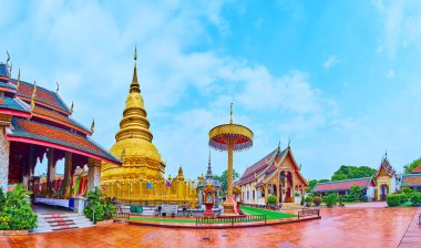 Wat Phra 'nın Panorama' sı. Hariphunchai Tapınağı 'nda Phra Maha' nın yanında. Chedi, Chatra tören şemsiyesi ve Phra Chao Lawo türbesi, Lamphun, Tayland.