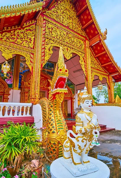 Ubosot Van Middeleeuwse Wat Sangkharam Tempel Met Beelden Van Mythische — Stockfoto