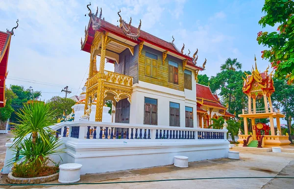 Edifício Biblioteca Trai Armazenamento Manuscritos Sagrados Torre Sino Rakang Atrás — Fotografia de Stock