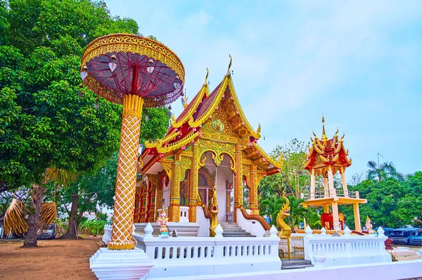 Schilderachtige Chatra Ceremoniële Paraplu Viharn Hal Een Klokje Toren Van — Stockfoto