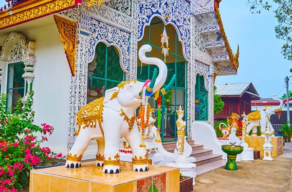 在泰国楠榜的Wat Sangkharam寺的风景如画的神龛前 有一头白象守卫着 — 图库照片