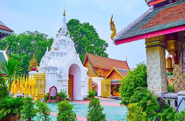 Vista Sobre Portão Branco Cênico Wat Phra Hariphunchai Temple Decorado — Fotografia de Stock