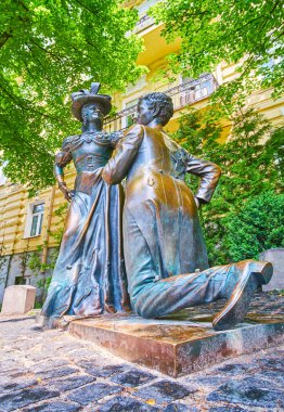 Andrew 's Descent, Kyiv, Ukrayna' da bulunan Pronya Prokopivna ve Svirid Holokhvastov 'un heykeli