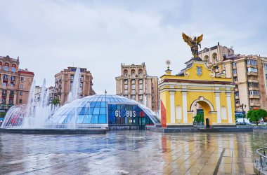KYIV, UKRAINE - 18 Mayıs 2021: Meydan Nezalezhnosti (Bağımsızlık Meydanı) 18 Mayıs 'ta Kyiv' de başmelek Michael heykeli ve yeraltı alışveriş merkezinin cam küresi ile kaplı manzaralı çeşmeleri Lach Gates