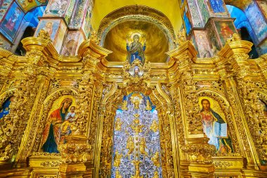 KYIV, UKRAINE - 18 Mayıs 2021: 18 Mayıs 'ta Kyiv' de St. Sophia Katedrali 'nin baş döndürücü altın ikonostaz desenleri