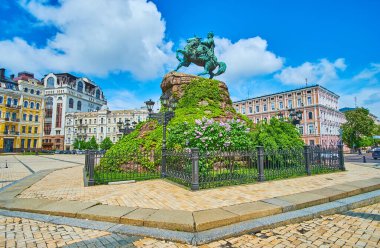 Bohadan Khmelnytsky 'nin bronz heykeli Ukrayna' nın Kyiv kentinin en ünlü simgelerinden biridir.