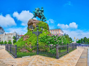Bohadan Khmelnytsky 'nin tarihi anıtı, yeşil bitkiler, Kiev, Ukrayna ile kaplı, yüksek kayalık kaidede.