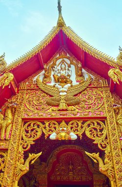 Wat Phrao (Wat Lum) aile tapınağı Wat Phra Lampang Luang 'ın yaldızlı Garuda kuşu ve Hong kuğularıyla çevrili cephesi, Lampang, Tayland