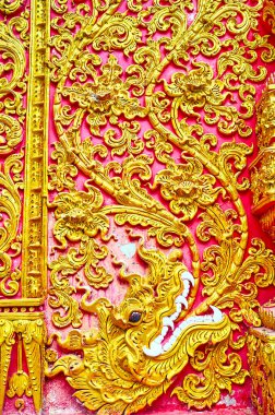 Wat Phrao tapınağının dış duvarı Naga yılanı ve güzel çiçek desenleri ile süslenmiştir. Lampang Luang, Lampang, Tayland