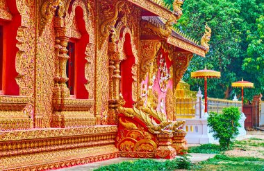 Wat Phrao (Wat Lum) viharn 'ın yan duvarı anne su canlıları, Naga yılanları ve efsanevi balıklar, Wat Phra That Lampang Luang, Lampang, Tayland