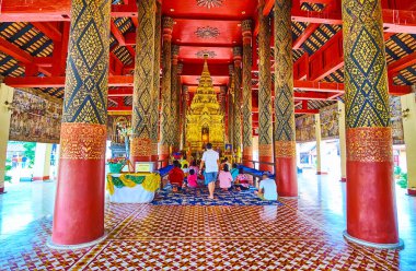 LAMPANG, THAILAND - 8 Mayıs 2019: Wat Phra 'nın manzaralı Viharn Luang iç mimarisi Lampang Luang' ın meşe sütunları, ince desenler ve Ku Phra Chao Lan Tanga sunağı, 8 Mayıs 'ta Lampang' da