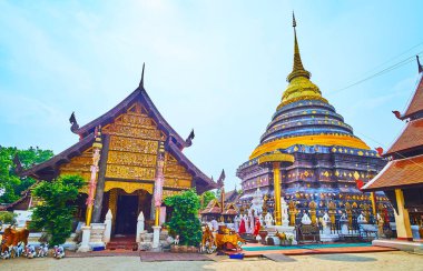 Tarihi Viharn Laikham (Viharn Phra put) ve Wat Phra 'nın bakır çadırı Lampang Luang, Lampang, Tayland