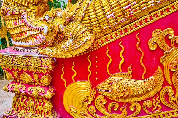 Rijke Decoratie Van Heldere Rode Baluster Van Wat Phrao Tempel — Stockfoto