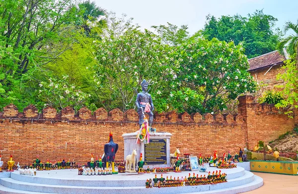 Pomnik Nan Thipchang Zbawiciel Miasta Lampang Historycznym Murem Twierdzy Wat — Zdjęcie stockowe
