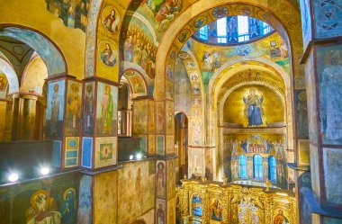 KYIV, UKRAINE - 18 Mayıs 2021: St. Sophia Katedrali 'ndeki ortaçağ Bizans freskleri ve mozaiklerinin panoramik görünümü, maymun, 18 Mayıs' ta altın arka plana karşı Bakire Oranlar mozaiğiyle süslenmiştir.