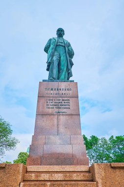 KYIV, UKRAINE - 18 Mayıs 2021: Taras Shevchenko 'nun tarihi bronz heykeli, 18 Mayıs' ta şehir merkezinde adının parkında yer aldı.