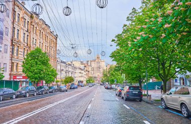 KYIV, UKRAINE - 18 Mayıs 2021: Bohdan Khmelnytsky Bulvarı 18 Mayıs 'ta Kyiv' de tarihi yapılar ve çiçek açan kestane ağaçları ile çevrilidir.