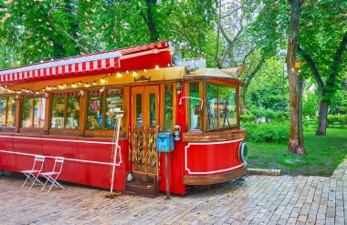 KYIV, UKRAINE - 18 Mayıs 2021: Taras Shevchenko Parkı 'nda 18 Mayıs' ta Kyiv 'de bir kafeterya ve bir hediyelik eşya dükkanı