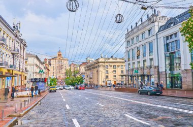 KYIV, UKRAINE - 18 Mayıs 2021: Bohdan Khmelnytsky Bulvarı, 18 Mayıs 'ta Khreshhatyk Bulvarı' nda bulunan ünlü Stalinist stil Druzhba Binası manzaralı