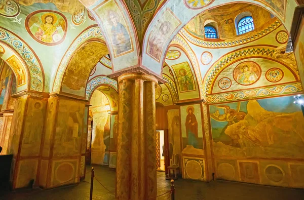 2021年5月18日 英国基辅 圣索菲亚大教堂唱诗班的墙壁和拱顶上覆盖着五彩斑斓的中世纪壁画 — 图库照片