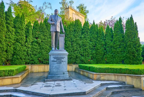 Kyiv Ukraine May 2021 キエフの5月18日に 緑豊かなトゥハの木を背景に公園内のヘダール アリエフへの記念碑 — ストック写真