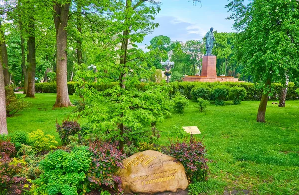 Kyiv Ucrania Mayo 2021 Disfrute Exuberante Vegetación Pequeños Monumentos Monumento — Foto de Stock