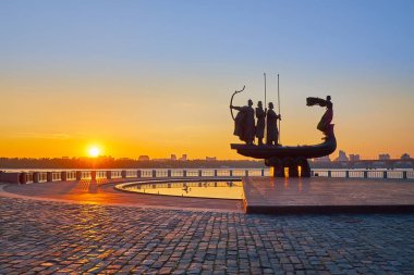 Navodnitsky Park, Kyiv, Ukrayna 'daki Kyiv Şehir Kurucuları anıtı manzaralı Dinyeper Nehri üzerinde romantik gündoğumunun tadını çıkarın.