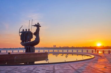 Şehir Kurucuları Anıtı 'nın, Dinyeper Nehri' nin ve aydınlık gökyüzünün tadını çıkarın. Güneşin doğuşunun ilk dakikalarında, Kyiv, Ukrayna