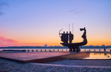 Ukrayna 'nın Kyiv şehrinin sembollerinden biri olan Şehir Kurucuları Anıtı' nın silueti manzaralı Dinyeper Nehri seti üzerindeki parlak sabah gökyüzü.