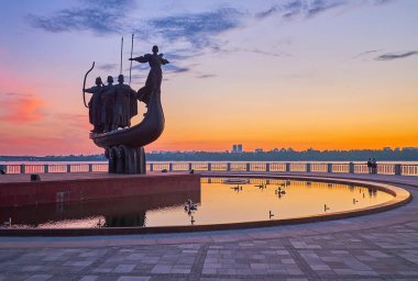 Şafak vakti gökyüzü, Dinyeper Nehri 'nin sularına yansıyor ve önplanda Kyiv Şehri Kurucuları' nın muhteşem anıtı Kyiv, Ukrayna
