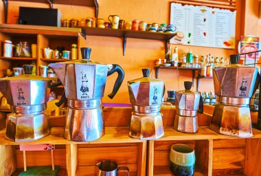 LAMHPUN, THAILAND - 8 Mayıs 2019: Bialetti gayzer kahve makineleri 8 Mayıs 'ta Lamphun' da kahve dükkanının tezgahında