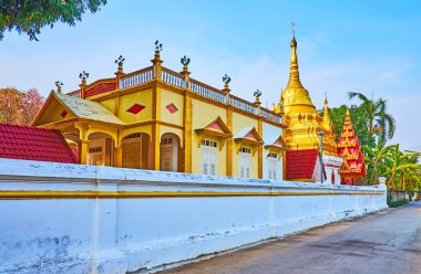 Wat Tha Ma-O Tapınağının manzaralı binaları ve altın Chedi, Lampang, Tayland