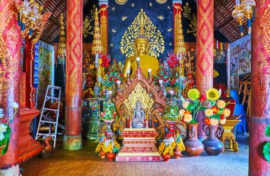 LAMPANG, THAILAND - 8 Mayıs 2019: Wat Pratu Pong 'un sunağındaki altın Buda resmi, 8 Mayıs' ta Lampang 'da