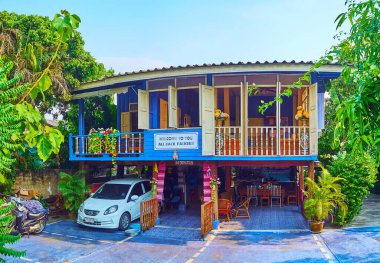 LAMPANG, THAILAND - 8 Mayıs 2019: Yapışkan ahşap ev, 8 Mayıs 'ta Lampang' da şehir merkezinde bulunan turistik otel olarak hizmet vermektedir.