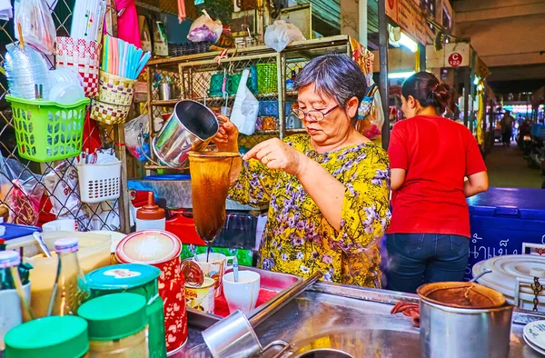 2019年5月8日 拉达市场的小摊摊贩在兰榜使用法兰绒滴注 用甜凝乳配制传统的泰国冰镇咖啡 — 图库照片