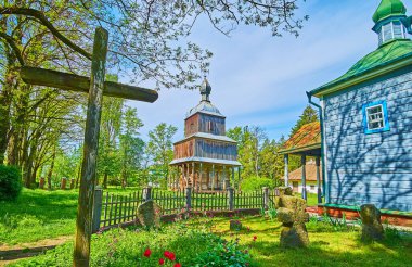 Küçük bir mezarlığı olan ve çan kulesi Pereiaslav Scansen, Ukrayna 'nın ayrı binası olan eski ahşap köy şefaat kilisesi.