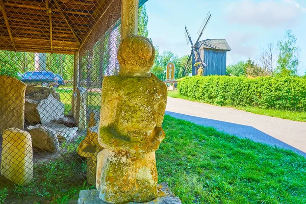 Antiga Estátua Antropomórfica Pedra Kurgan Stelae Preservada Pereiaslav Scansen Ucrânia — Fotografia de Stock