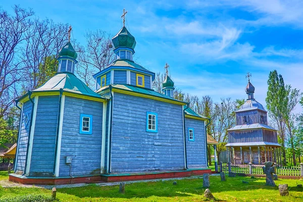 Den Gamla Byn Kyrkogården Och Nedgången Historiska Trä Förbön Kyrka — Stockfoto