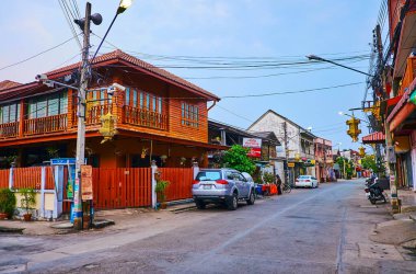 LAMPANG, THAILAND - 8 Mayıs 2019: 8 Mayıs 'ta Lampang' da tipik eski şehir sokaklarını keşfedin, Tippawan Yolu 'nda yürüyün