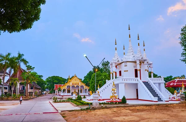 Pintoresco Santuario Blanco Rematado Con Mini Estupas Adornadas Wat Koh — Foto de Stock